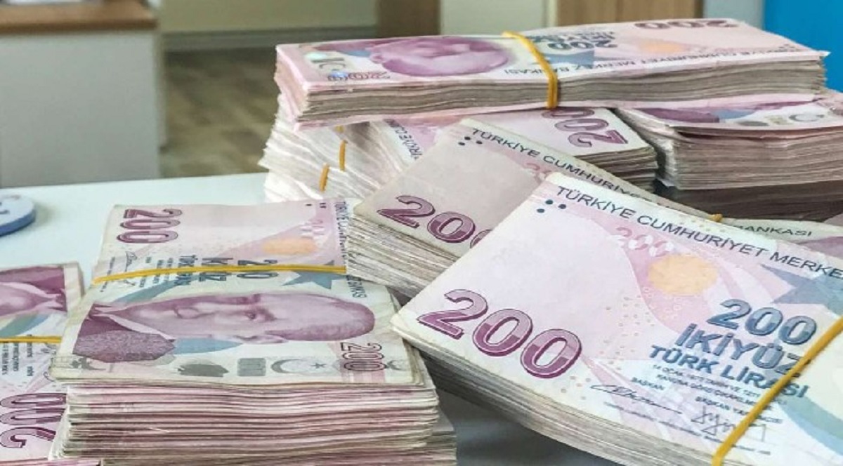 YENİ FAİZ ORANLARI YÜZDE 17-29 ARALIĞINDA

Açıklamaya göre, esnaf kredilerinde yeni faiz oranları yüzde 17-29 bandında değişiyor. Artışın önemli bir bölümü, yüzde 17’lik en düşük yeni faiz oranı bandında devam etmekte. Ayrıca, Hazine ve Maliye Bakanlığı tarafından karşılanan yüzde 50'lik gelir kaybı uygulaması kapsamında esnafa önemli bir destek sağlanmaktadır. Deprem bölgesindeki 5 il ve 2 ilçede kullandırılan esnaf kredileri ise bu düzenlemenin dışında tutuldu.
