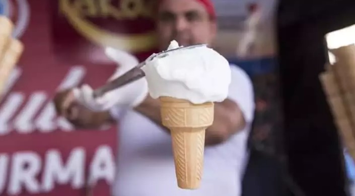 DONDURMA KÜLAHININ FARKLI KULLANIM ALANLARI
Dondurma külahları sadece dondurma servisinde kullanılmaz. Çeşitli tatlıların yapımında da kullanılarak farklı lezzetler oluşturulabilir. Örneğin, külah waffle yapabilir, üzerine renkli şekerlemeler ekleyebilirsiniz. Aynı zamanda, truff, puding ve meyveler gibi farklı yiyecekler de külah içinde servis edilebilir.
