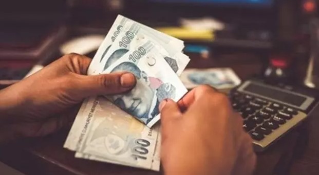 TABAN AYLIKLARDA DÜZENLEME SİNYALİ
Temmuz zammı döneminde taban aylıklarda da düzenleme yapılabilir. 6 aylık enflasyon farkına göre en düşük maaş 12 bin 546 lira olarak hesaplanırken, yeni formülle yıllık TÜFE artışı maaşlara yansıtılırsa bu rakam değişebilir. Merkez Bankası'nın yüzde 38 olan enflasyon hedefi dikkate alındığında, emeklilerin taban aylığı 13 bin 800 liraya ulaşabilecek. Bu, emekliler için önemli bir artış anlamına geliyor.
