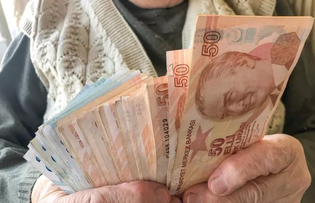 6 AYLIK ENFLASYONDA BEKLENTİLER
Merkez Bankası'nın anketine ve enflasyon beklentilerine göre, 6 aylık enflasyon tahminiyle SSK ve Bağkur emeklilerine yüzde 25.46 seviyesinde zam yapılması bekleniyor. Memur emeklileri için ise TÜFE farkı yüzde 9.10, toplam zam oranı ise yüzde 20.01 olarak öngörülüyor. Bu oranlar, emeklilerin maaşlarında önemli artışlar sağlayacak.
