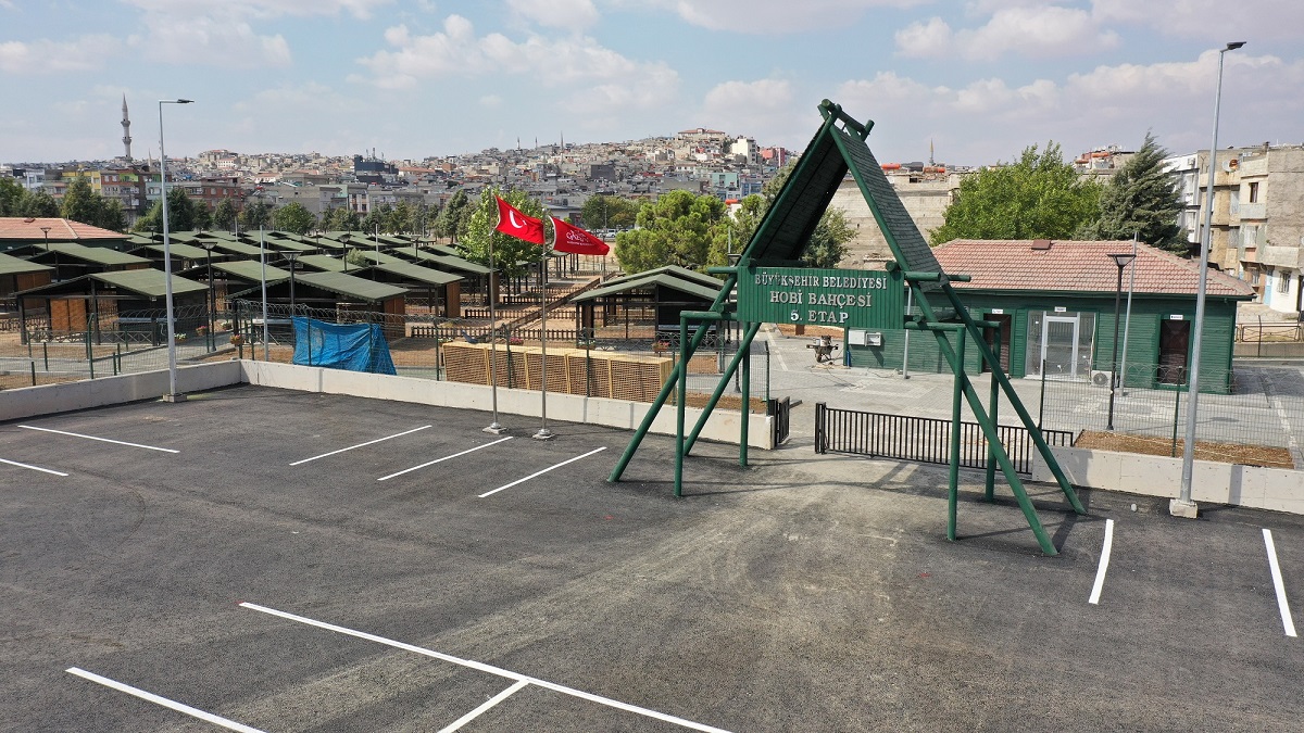 GAZİANTEP HOBİ BAHÇESİ KİRA ÜCRETLERİ NE KADAR?
2024 yılı için hobi bahçesi kira ücretleri henüz açıklanmamış olmakla birlikte, her yıl sembolik bir ücret belirlenmektedir. Kuraya katılan ve hobi bahçesi alma hakkı kazanan adaylar, belirlenen kira bedelini ödeyerek hobi bahçesine sahip olabileceklerdir.
