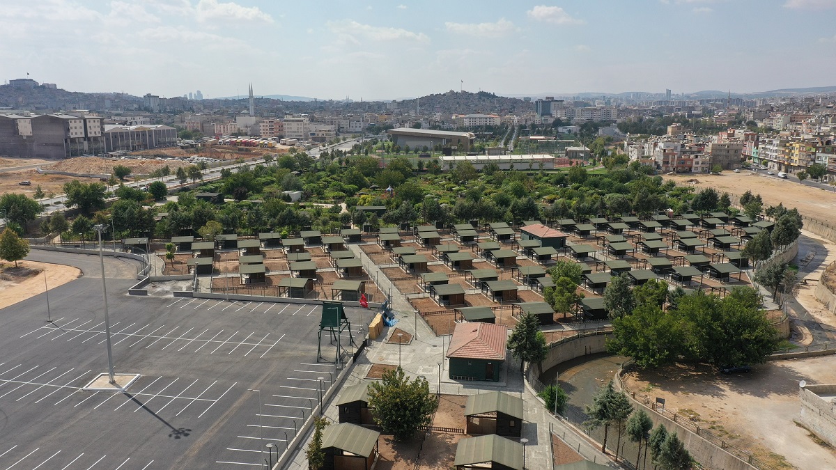 GAZİANTEP HOBİ BAHÇESİ BAŞVURU ŞARTLARI NELERDİR?
Gaziantep Hobi Bahçesi'ne başvurmak isteyen adayların bazı şartları yerine getirmesi gerekmektedir. Adayların Gaziantep Büyükşehir Belediyesi sınırları içinde ikamet etmeleri, emekli olmaları, kira ücretini ödeyebilmeleri ve daha önce hobi bahçesi sahibi olmamış olmaları gerekmektedir.
