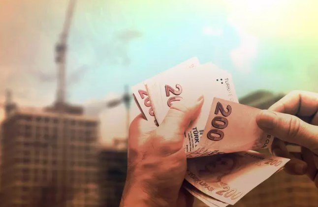 KİRACILARIN ENDİŞELERİNE UZMANLARDAN YANIT
Gayrimenkul Danışmanı Şenay Araç, yeni düzenlemeyle ilgili kiracıların endişelerini gidermeye çalıştı. Araç, "Kiracılar korkmasınlar. Hiçbir mülk sahibi aklına göre bir fiyat belirleyemez ve kiracılarını evden çıkaramaz," diyerek, kiracıların haklarının korunacağını vurguladı. Bu açıklama, kiracıların olası zamlar karşısında kendilerini güvende hissetmelerini sağladı.
