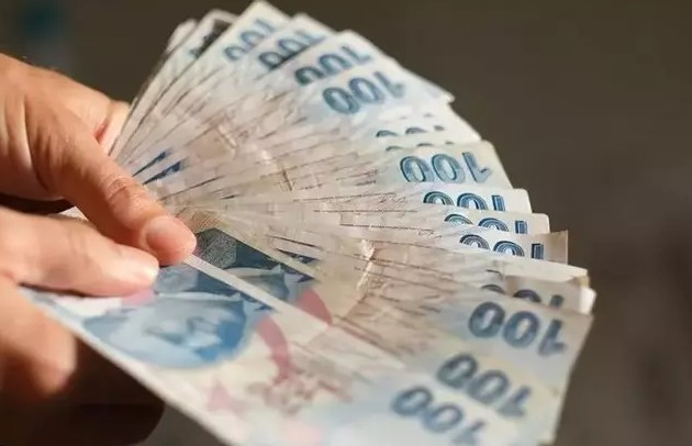 KİRA ARTIŞLARINDA YENİ DÜZENLEME
2 Temmuz'dan itibaren yürürlüğe girecek yeni düzenlemeyle birlikte, kira artışlarındaki yüzde 25'lik sınır kaldırılacak. Hazine ve Maliye Bakanı Mehmet Şimşek, bu sınırın devam etmesi için bir neden olmadığını belirtti. Bakan Şimşek, "Devam etmesi yönünde bir çalışma yok," diyerek bu düzenlemenin sona erdiğini duyurdu. Peki, bu yeni dönemde kira zamları nasıl belirlenecek? Ev sahipleri ve kiracılar hangi kriterlere göre hareket edecek?
