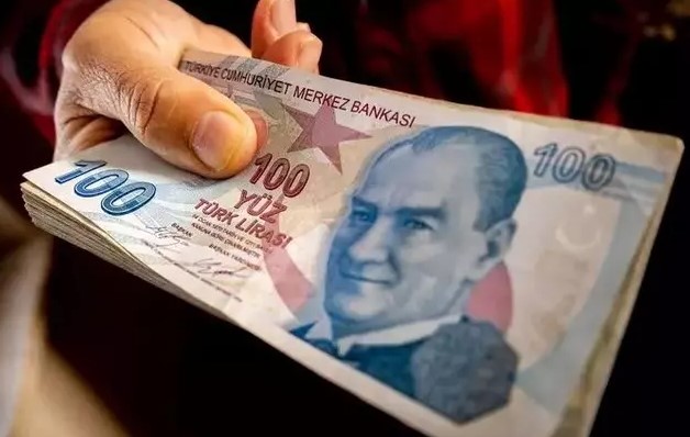 EV SAHİPLERİNE GETİRİLEN YENİ KISITLAMALAR
Şenay Araç, ev sahiplerinin kiracılarını tahliye etseler bile, bu daireleri en az 3 yıl boyunca boş tutmak zorunda olduklarını belirtti. Bu durum, ev sahiplerinin keyfi olarak kiracı değişikliği yapmalarının önüne geçmeyi amaçlıyor. Bu kısıtlama, kiracıların uzun vadeli konaklama planlarını güvence altına alıyor.
