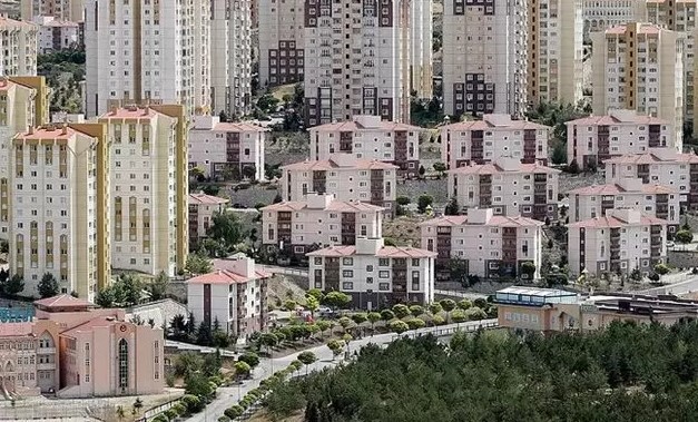 TÜFE ORANINA GÖRE KİRA ARTIŞLARI
Yeni dönemde kira artışları, Türkiye İstatistik Kurumu'nun (TÜİK) belirlediği Tüketici Fiyat Endeksi (TÜFE) oranına göre yapılacak. Gayrimenkul Danışmanı Araç, "Şu anda ticarilere uygulanan TÜFE oranında zam yapılacak. Mülk sahibi, kendi istediği oranda bir kira belirleyemeyecek," diyerek bu konuda net bir çerçeve çizdi. Ev sahipleri, bu düzenleme ile kira artışlarını TÜFE oranlarına göre yapacaklar.
