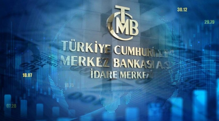 YENİ UYGULAMALAR VE FAİZ ORANLARI
Yapılan açıklamada, toplam hedefin sağlanması durumunda KKM için tesis edilen zorunlu karşılıklara uygulanan faiz oranının politika faiz oranının %40’ına düşürüleceği belirtildi. Ayrıca, yabancı para kredilere aylık yüzde 2 büyüme sınırı getirilmiş ve sınırı aşan kredi tutarı kadar Türk lirası cinsinden zorunlu karşılığın bir yıl boyunca bloke olarak tesis edilmesine karar verilmiştir.
