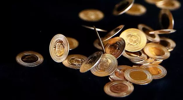 FED'İN POLİTİKA DURUŞU
Federal Açık Piyasa Komitesi'nin (FOMC) 30 Nisan-1 Mayıs tarihli toplantısının tutanaklarına göre, politika faizinin 23 yılın en yüksek seviyesi olan yüzde 5,25-5,50 aralığında sabit tutulduğu belirtildi. Tutanaklar, faiz oranlarının beklenenden daha uzun süre yüksek kalabileceğini işaret ediyor. Fed yetkilileri, enflasyonun son aylarda yavaşladığını, ancak yüzde 2 hedefine ulaşma konusunda yeterli ilerleme kaydedilmediğini gözlemledi.
