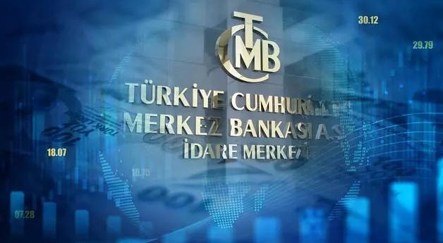 ENFLASYON BEKLENTİLERİ VE FED'İN MESAJI
Tutanaklarda, yetkililerin enflasyonun orta vadede yüzde 2'ye düşmesini beklediği, ancak son verilerin bu hedefe ulaşma konusunda yeterli güven sağlamadığı belirtildi. Dezenflasyon sürecinin beklenenden uzun süreceği vurgulandı. Ayrıca, enflasyonun sürdürülebilir şekilde yüzde 2'ye düşmediği sürece mevcut kısıtlayıcı politika duruşunun korunması gerektiği ifade edildi. İşgücü piyasasında beklenmedik bir zayıflama olursa, politika kısıtlamalarının azaltılabileceği de tutanaklarda yer aldı.
