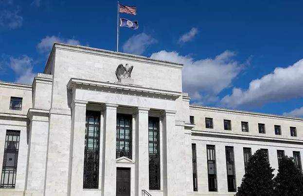 FED TUTANAKLARI SONRASI ALTIN FİYATLARINDA DÜŞÜŞ
İran Cumhurbaşkanı Reisi'nin vefatının ardından yükselişe geçen altın fiyatları, Fed tutanaklarının açıklanmasıyla düşüşe geçti. ABD Merkez Bankası'nın (Fed) son toplantısına ait tutanaklar, dezenflasyon sürecinin beklenenden daha uzun sürebileceğini ve bazı Fed yetkililerinin gerektiğinde faiz oranlarını artırmaya hazır olduğunu gösterdi. Bu durum, altın fiyatlarının gerilemesine neden oldu. Ons altın güne 2378 dolardan, gram altın ise 2.462 liradan başladı.
