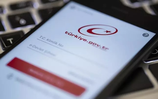 E-DEVLET ÜZERİNDEN KAZA TUTANAĞI DÖNEMİ BAŞLADI
e-Devlet uygulamasına eklenen yeni özellikle birlikte, kaza tutanakları artık mobil uygulama üzerinden doldurulabilecek. Bu yenilik sayesinde sürücüler, olası bir kaza durumunda hızlıca ve kolayca kaza tutanaklarını oluşturabilecek. iOS ve Android platformlarında bulunan e-Devlet mobil uygulaması aracılığıyla oluşturulan tutanaklar, anında Sigorta Bilgi ve Gözetim Merkezi (SBM) sistemine yansıyacak ve süreç hızlıca başlatılacak.
