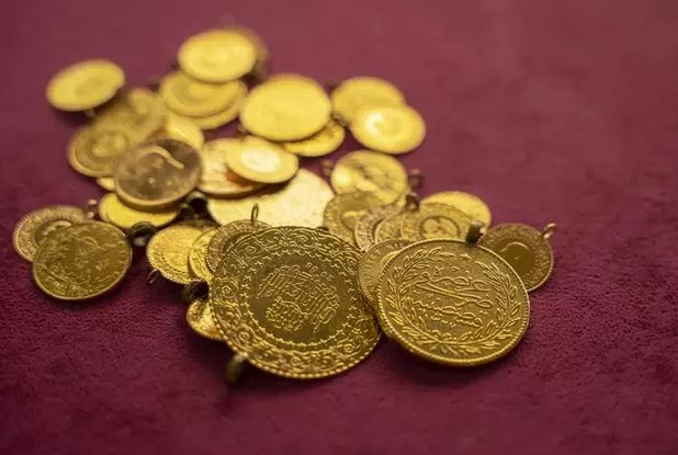 GÜÇLÜ ABD EKONOMİSİ ALTIN FIYATLARINI ETKİLEDİ
Altın fiyatlarındaki hızlı düşüşte etkili olan faktörler arasında güçlü ABD ekonomik verilerinin rolü büyük oldu. ABD ekonomisine dair olumlu gelişmeler, Hazine getirilerini ve dolayısıyla da altın fiyatlarını aşağı çekti.
