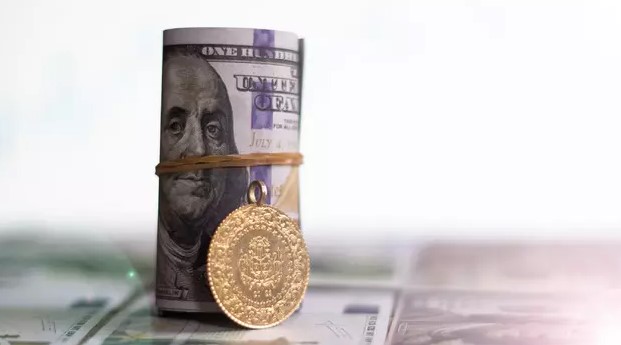 ALTIN FİYATLARINDAKİ SON DURUM NE?
Ons altın fiyatları üst üste üç gün boyunca düşüş yaşadı. Bugün ons altının fiyatı 2.331 dolardan işlem görüyor. Yurt içinde ise gram altın fiyatı, rekor seviyelerin ardından dolar/TL kurundaki hareketsizlik ve ons altındaki düşüşle birlikte 2.582 lira seviyesine geriledi.
