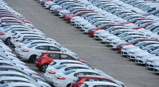 OTOMOBİL SATIŞLARINDA YENİ DÖNEM: GÜVENLİK DONANIMI ZORUNLULUĞU
Avrupa Birliği'nin getirdiği yeni güvenlik donanımı regülasyonu ile birlikte, Türkiye'de otomobil satışlarında yeni bir dönemin kapıları aralanıyor. Belirlenen güvenlik standartlarına uymayan araçların artık satışının yapılamayacağı 7 Temmuz tarihi, sektörde büyük bir hareketliliğe neden oluyor. Güvenlik tedbirleri ve teknolojileri olmayan sıfır kilometre araçların satışının yasaklanacak olması, otomobil alıcılarını ve satıcılarını harekete geçiriyor.
