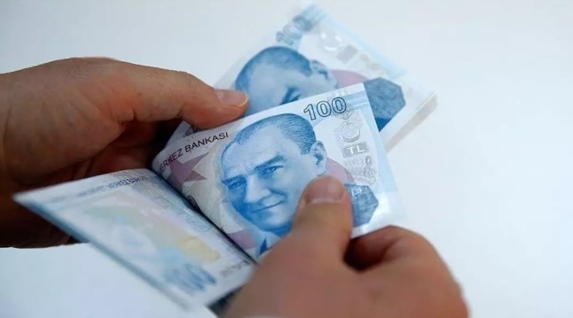 Diğer yandan, emeklilere refah payı verilip verilmeyeceği ise henüz netlik kazanmış değil. SGK Uzmanı Özgür Erdursun, emeklilerin alım gücünün düştüğünü vurgulayarak, beklentinin seyyanen artışın yanı sıra enflasyon farkının da verilmesi olduğunu belirtiyor. Erdursun, bu beklentinin 3-20 Temmuz tarihleri arasında karara bağlanmasını bekliyor.