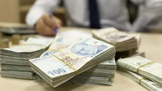 EMEKLİ AYLIKLARINA ZAM BEKLEYİŞİ
Milyonlarca emekli, emekli aylıklarına yapılacak olan zam miktarını merakla bekliyor. 4 aylık enflasyon farkının açıklanmasıyla birlikte, emekliler yüzde 18.72'lik zam oranını önceden öğrenmiş durumda. Ancak, 6 aylık enflasyon farkının da hesaba katılmasıyla bu oranın yüzde 25-26 seviyelerine çıkması bekleniyor. 
