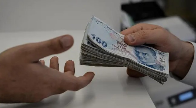 EMEKLİLERİN BEKLENTİLERİ VE DEĞERLENDİRMELER
Sosyal Güvenlik Uzmanı Özgür Erdursun'un değerlendirmelerine göre, emeklilerin beklentileri oldukça yüksek. Son dönemde yaşanan yüksek oranlı enflasyon artışları, emeklilerin alım gücünü ciddi şekilde azaltmış durumda. 
