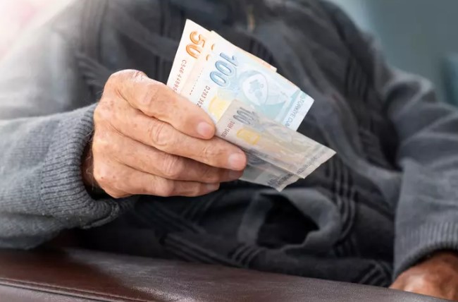 BEKLENTİLERİN KARŞILANMASI VE GELECEK BEKLEYİŞİ
Emeklilerin Temmuz ayı zammı beklentisi, 3 Temmuz'da açıklanacak olan enflasyon verilerine bağlı. Bu verilerin ardından, 3-20 Temmuz aralığında asgari ücrete yapılacak muhtemel iyileştirmeler ve emekli aylıklarındaki en düşük kök aylık miktarının belirlenmesi bekleniyor. Emekli aylıklarındaki artışın sadece oransal bir artış mı olacağı, yoksa farklı desteklerin de verilip verilmeyeceği ise önümüzdeki günlerde netlik kazanacak. 
