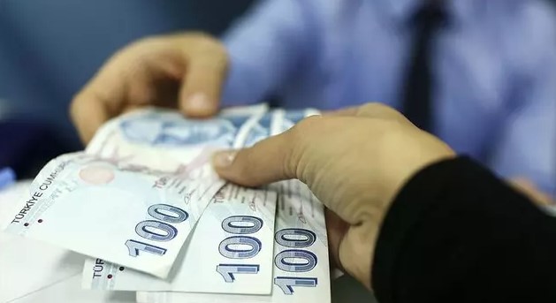 MAAŞ VE İKRAMİYE ÖDEMELERİ ŞEKİLLENİYOR
Emeklilerin maaş ve bayram ikramiyeleri ödemeleri için belirlenen takvim netlik kazanıyor. Sosyal Güvenlik Kurumu (SSK), Bağkur ve memur emeklilerinin ödemelerinde, öncelikle SSK'lıların hakları gözetiliyor.
