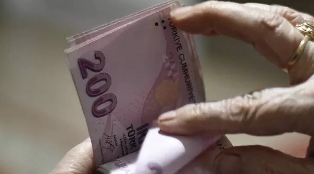 ÖDEMELER GEÇEN YILDA DA ÖNE ALINMIŞTI
Daha önceki bayramlarda da emeklilerin maaş ödemeleri erkene alınmıştı. Bu uygulama, emeklilerin maddi durumlarını daha erken düzeltebilme imkanı sağlıyor.
