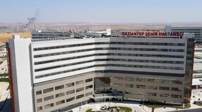 460 UZMAN HEKİM HİZMET VERİYOR

Poliklinikleri, hizmeti, cihazları ve çalışanları bakımından bölgenin tamamına hitap eden Gaziantep Şehir Hastanesi’nde 6 binin üzerinde kişi çalışıyor. Bunun 460’ı uzman hekim, diğerleri sağlık çalışanı olarak biliniyor. Önümüzdeki dönemde de yeni atamalarla kadrosunu güçlendirmeyi hedefleyen Gaziantep şehir hastanesi hizmet verilen hasta sayısını da arttırmayı hedefliyor.
