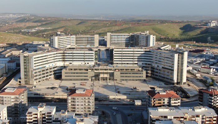 GÜNDE 12 BİN KİŞİ MUAYENE EDİLİYOR

Hastalardan da olumlu geri dönüşler alan Gaziantep Şehir Hastanesi, bünyesinde tedavi ettiği her hastanın hastaneden yüzünün gülerek ayrılmasını önemsiyor. Gaziantep Şehir Hastanesi’nde günde en az 12 bin hasta muayene ediliyor. 
