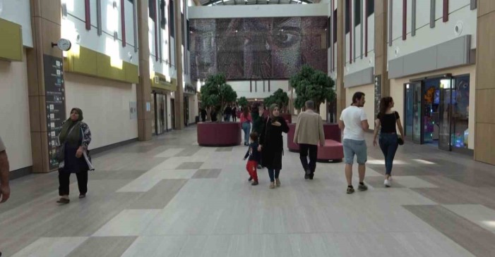 OBEZİTE MERKEZİ BÖLGEYİ TEDAVİ EDİYOR

Gaziantep Şehir Hastanesinde açılan Obezite Merkezi Güneydoğu bölgesindeki obeziteyi azaltmayı hedefleyerek hizmete başlamıştı. Sağlık Bakanlığı tarafından Mayıs 2023'te çıkarılan yönetmenliklere uygun olarak kurulan merkezde hastaların multidisipliner tedavi altına alındı.