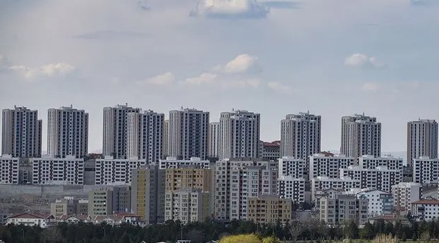 GYF'NİN GAYRİMENKUL PROJELERİNE YATIRIM İMKANI
Bakan Şimşek, Sermaye Piyasası Kurulu (SPK) tarafından yapılacak yeni düzenlemelerle gayrimenkul yatırım fonlarının gayrimenkul projelerine yatırım yapabilmesinin önünün açılacağını belirtti. Bu düzenleme ile gayrimenkul yatırım fonlarının portföy yapısı değiştirilecek ve tür değişikliği yapılarak konut arzının artırılması sağlanacak. Şimşek, "Bu düzenleme sayesinde konut fiyatlarındaki yukarı yönlü baskı azalacak ve her kesimin konuta erişimi kolaylaşacak" dedi.

