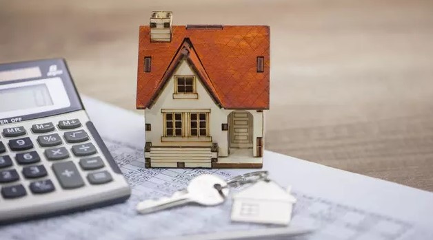 PROJE GAYRİMENKUL YATIRIM FONLARI GELİYOR
Yeni düzenlemeyle birlikte, "Proje Gayrimenkul Yatırım Fonları" kurulacak. Bu fonlar, portföylerine proje geliştirilecek arsa ve gayrimenkul projelerini dahil edebilecek. Şimşek, bu yatırım fonlarının unvanlarında "proje" ibaresine yer vereceklerini ve "proje gayrimenkul yatırım fonu" olarak anılacaklarını belirtti. Böylece, bu fonlar mevcut gayrimenkul yatırım fonlarından farklı bir içerik taşıyacak.
