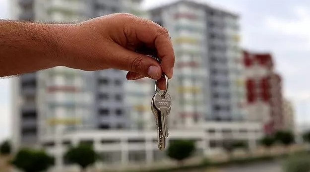 YATIRIMCILAR İÇİN GÜVENCE MEKANİZMASI
Bakan Şimşek, SPK tarafından hayata geçirilecek olan bu projede, yatırımcıların proje kaynaklı risklerinin azaltılması amacıyla bir teminat mekanizması getirileceğini söyledi. Bu düzenleme ile fonun hasılat paylaşımı sözleşmelerinden doğan hakları güvence altına alınacak ve yatırımcılara fondan çıkış hakkı tanınacak. Şimşek, "Yatırımcılar, proje bitiminde gayrimenkulün satışından veya kiralanmasından gelir elde edebilecekleri gibi ayni çıkış yaparak ev sahibi olma imkanına da sahip olacaklar" diye konuştu.
