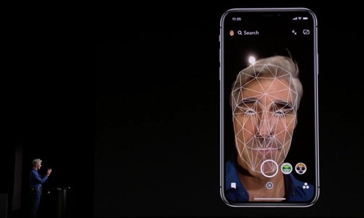 FACE ID NEDİR VE NASIL ÇALIŞIR?
Face ID, Apple’ın geliştirdiği yüz tanıma teknolojisidir. Cihazın ön kamerası ve sensörleri sayesinde, kullanıcının yüzü detaylı bir şekilde taranır ve kaydedilir. Bu sayede, cihazın ekran kilidi yüz tanıma ile açılabilir ve birçok uygulamada güvenlik önlemi olarak kullanılabilir. Yüz tanıma, parolalara göre daha güvenli bir yöntem sunar, çünkü parolalar başkaları tarafından görülebilir ve taklit edilebilirken, yüz tanıma sadece sahibine özgüdür.

