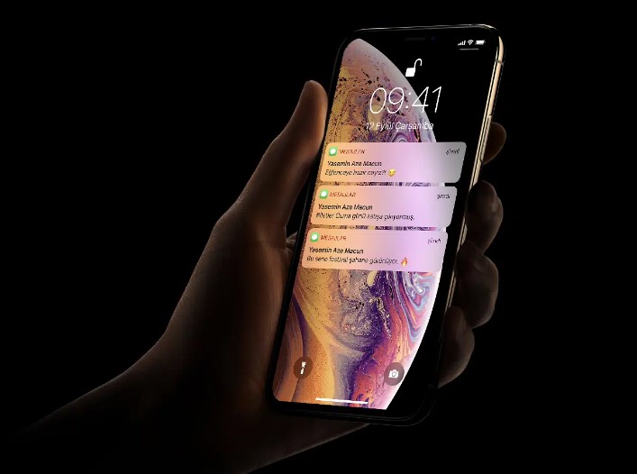 •	Ayarlar Uygulamasına Girin: Ana ekrandan Ayarlar uygulamasını açın.
•	Face ID ve Parola’yı Seçin: Açılan menüden Face ID ve Parola seçeneğine tıklayın.
•	Doğrulama Şifresini Girin: Bu bölümde, cihazınızın şifresini girerek kimliğinizi doğrulayın.
•	Farklı Bir Görünüş Ayarla: “Farklı Bir Görünüş Ayarla” seçeneğine tıklayın.
•	Yüz Tarama İşlemini Başlatın: TrueDepth kamerasına düz bir şekilde bakarak yüzünüzü ekranda görünen çerçevenin içine yerleştirin.
•	Optimum Mesafeyi Koruyun: Apple, yüz tarama işlemi için yaklaşık 25-50 santimetre mesafe bırakmanızı önerir.
•	Tarama İşlemini Tamamlayın: Yüzünüz tarandıktan sonra “Devam” seçeneğine tıklayın.
•	Ayarları Kaydedin: Yüz tarama işlemi tamamlandığında, “Bitti” butonuna tıklayarak ayarları kaydedin.
