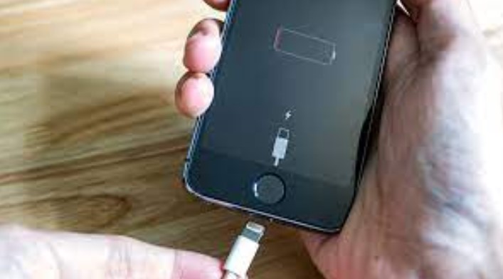 IPHONE PİL SAĞLIĞI NASIL ÖĞRENİLİR?

iPhone kullanıcıları, pil sağlığını Ayarlar - Pil menüsünden kontrol edebilirler. Bu bölümde “Your iPhone battery may need to be serviced” (iPhone pilinizin servise gereksinimi olabilir) uyarısı çıkıyorsa, pil sağlığının kötü olduğu anlaşılır ve en kısa sürede değiştirilmesi gerekir. Herhangi bir uyarı yoksa pil durumu için endişelenmeye gerek yoktur.
