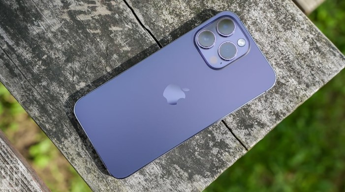 ŞARJ DÖNGÜLERİNE DİKKAT EDİN

Şarj döngüleri, pil sağlığını etkileyen faktörler arasında yer alır. iPhone pilleri, genellikle %80 sağlık seviyesine inmeden önce 500 tam şarj döngüsüne dayanabilir. Bu nedenle, cihazınızın pil ömrünü uzatmak için şarj döngülerine dikkat etmek önemlidir.
