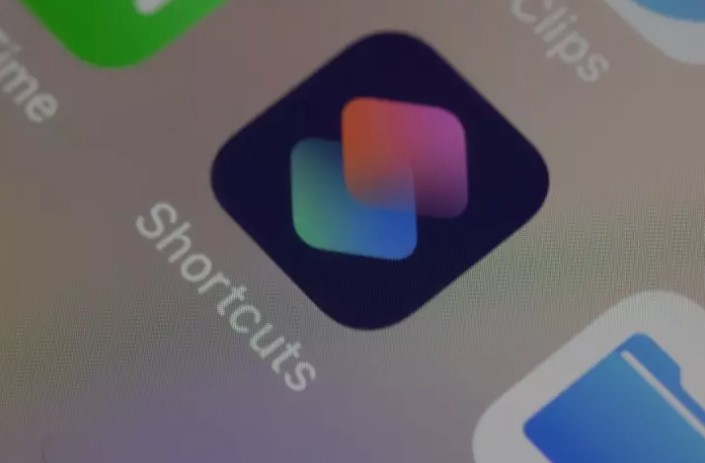 SIRI KESTİRMELERİ NEDİR?
Siri Kestirmeleri, iOS cihazlarda Siri ile entegre çalışan ve kullanıcıların çeşitli görevleri sesli komutlarla hızlıca gerçekleştirmesini sağlayan bir özelliktir. Siri Kestirmeleri, sık yapılan işlemleri otomatikleştirir ve kişisel asistan deneyimini geliştirir. Örneğin, "Siri, sabah rutinimi başlat" dediğinizde, Siri sizin için belirlediğiniz işlemleri ardışık olarak gerçekleştirir.

