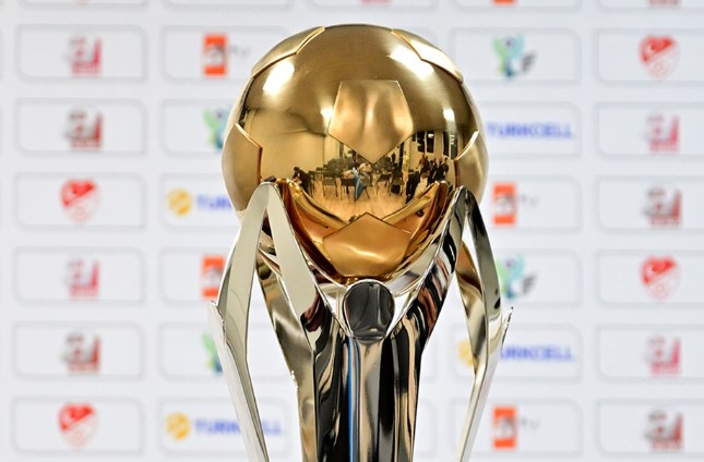 SÜPER KUPA FİNALİNDE GALATASARAY VE BEŞİKTAŞ KARŞILAŞACAK
Lig şampiyonu Galatasaray ile Türkiye Kupası şampiyonu Beşiktaş, Süper Kupa finalinde karşı karşıya gelecek. Futbolseverler, bu dev maçı heyecanla beklerken, finalin tarih ve saati için gözler Türkiye Futbol Federasyonu'na çevrildi. Geçmiş yıllarda Temmuz ve Ağustos aylarında oynanan Süper Kupa finallerinin bu yıl da benzer tarihlerde gerçekleştirilmesi bekleniyor.
