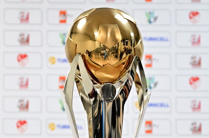 BEŞİKTAŞ'IN KUPA YOLCULUĞU
Beşiktaş, ligde beklentilerin altında kalsa da Ziraat Türkiye Kupası'nda gösterdiği performansla dikkat çekti. Finalde Trabzonspor'u mağlup eden siyah-beyazlılar, bu başarıyla sezonu kupayla tamamladı ve taraftarlarına büyük bir sevinç yaşattı. Beşiktaş, bu kupa zaferiyle moral depolayarak yeni sezon öncesi umut tazeledi.
