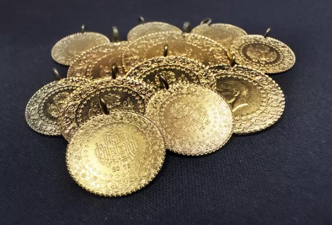 GRAM ALTIN VE DİĞER ALTIN TÜRLERİNDE SON DURUM
Türkiye'de gram altın fiyatları da ons altındaki düşüşe paralel olarak gerilemişti. Gram altın bu sabah itibarıyla 2.590 TL seviyelerinde işlem görüyor. Çeyrek altın 4.108 TL, Cumhuriyet altını ise 16.718 TL'den satılıyor.
