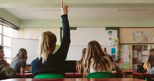 MİLLİ EĞİTİM BAKANLIĞINDAN YENİ MÜFREDAT AÇIKLAMASI
Milli Eğitim Bakanlığı (MEB), 'Türkiye Yüzyılı Maarif Modeli' kapsamında hazırlanan yeni müfredatın detaylarını paylaştı. Ortaöğretim Genel Müdürlüğü tarafından 9 dersin, Temel Eğitim Genel Müdürlüğü tarafından 10 dersin ve Din Öğretimi Genel Müdürlüğü tarafından 7 dersin öğretim programı yeniden düzenlendi. Bu yeni müfredat taslağı, 26 Nisan'da kamuoyunun görüşüne sunuldu ve 10 Mayıs'a kadar askıda kaldı. Bu süre zarfında, toplamda 67 bin 284 görüş ve öneri alındı.
