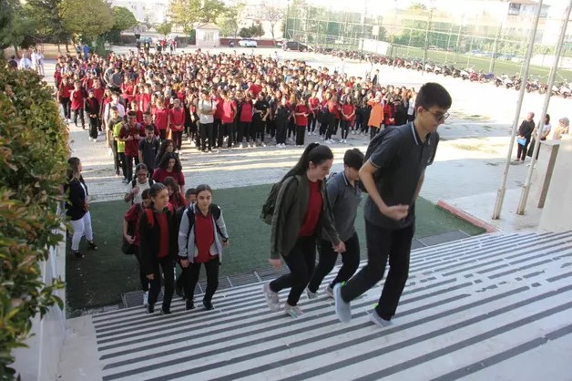 YENİ MÜFREDATIN ONAY SÜRECİ
Yeni müfredat taslağına ilişkin tüm görüşler, Talim ve Terbiye Kurulu Başkanlığı tarafından titizlikle değerlendirildi. Bu değerlendirme sürecinde, şeffaflık, bilimsellik ve katılımcılık ilkeleri göz önünde bulunduruldu. 26 dersin 'Türkiye Yüzyılı Maarif Modeli' öğretim programları, 16-22 Mayıs tarihleri arasında Talim ve Terbiye Kurulu gündemine alınarak tekrar görüşüldü ve onaylandı.
