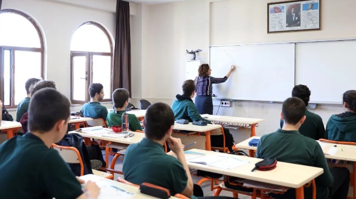 YENİ MÜFREDATA ERİŞİM
Yeni müfredat, tüm aşamalardan geçtikten sonra "https://mufredat.meb.gov.tr" adresi üzerinden erişime açıldı. Bu platformdan, öğretmenler, öğrenciler ve veliler müfredatın detaylarına ulaşabilirler.
