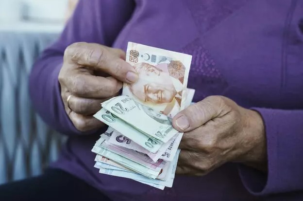BAYRAM İKRAMİYESİ NE ZAMAN ÖDENECEK?
Çalışma ve Sosyal Güvenlik Bakanı Vedat Işıkhan, Kurban Bayramı ikramiyelerinin bayram öncesinde ödeneceğini açıkladı. İkramiyelerle ilgili takvimin yakında duyurulacağını belirten Bakan Işıkhan, emekliler için erken aylık ödemesi yapılmasının da gündemde olduğunu ifade etti. Bu durumda emekliler, hem maaşlarını hem de ikramiyelerini bayramdan önce alabilecekler.
