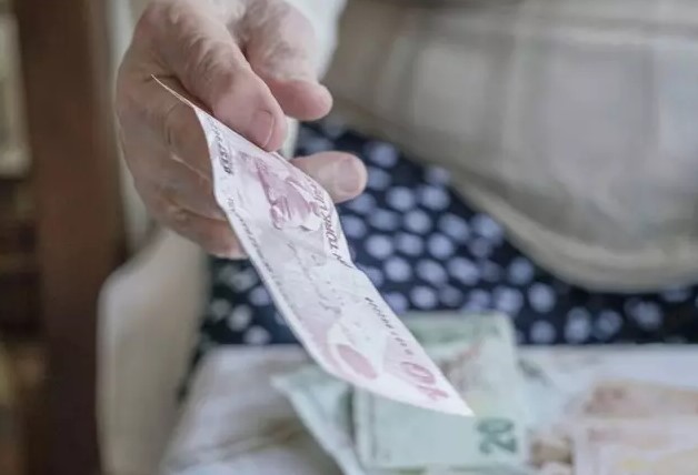 EMEKLİ MAAŞI BAYRAMDAN ÖNCE ÖDENECEK Mİ?
Emeklilerin maaş ödeme günleri Kurban Bayramı'na denk geldiği için, maaşların erken ödenmesi gündemde. Memur emeklileri, maaşlarını ayın 1'i ile 5'i arasında aldıkları için bayram öncesinde ödeme alacaklar. SSK ve Bağ-Kur emeklileri ise normalde 17-28 Haziran tarihlerinde maaşlarını alıyorlar. Ancak bayram nedeniyle bu ödemelerin daha erken yapılması planlanıyor.
