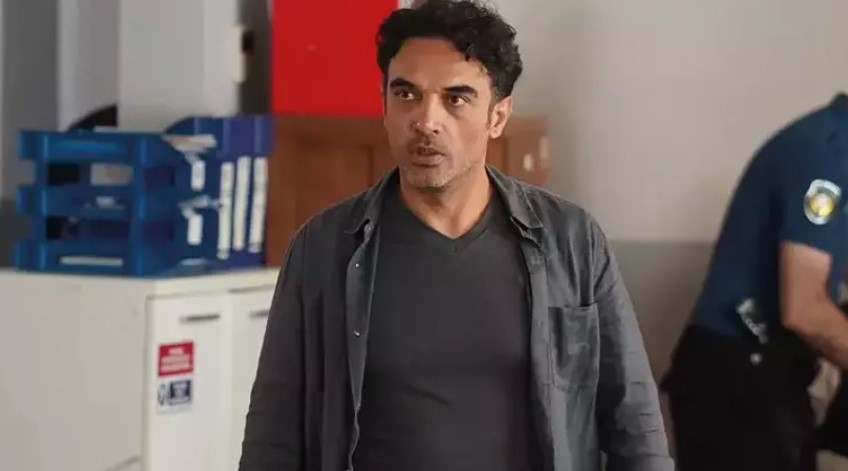 KORKUNÇ GERÇEK ORTAYA ÇIKIYOR
Buse’nin ve Adem Tunka’nın işbirliği yaptığı anlaşıldı. Adem, Buse’yi öldürüp cesedini valize koyarak çöpe attı. Olayın ardındaki bu korkunç gerçekler, izleyicilere büyük bir şok yaşattı.
