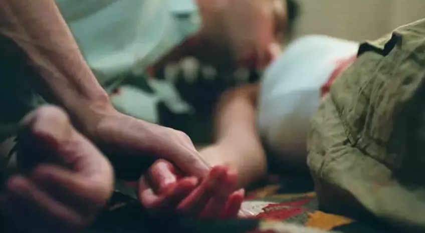 KAĞIT TOPLAYICININ BULDUĞU VALİZDEKİ SIR
Bir kağıt toplayıcının çöpten çıkardığı valizin içinden ceset çıkmasıyla olaylar hız kazandı. Olay yerine giden Ilgaz, Eren’den bilgi alarak valizi açtı ve derin bir sessizliğe büründü. Ardından Ilgaz, emniyete geçerek babasına ve Eren’e olanları anlattı. Bu anlar, dizinin gerilim dolu atmosferini zirveye taşıdı.
