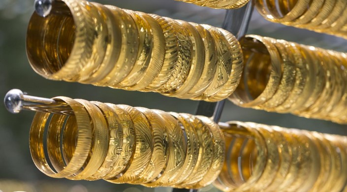 ALTIN FİYATLARININ YÜKSELİŞ SEBEPLERİ
ANZ Bankası tarafından yayınlanan bir raporda, altın fiyatlarındaki yükselişin ABD dolarının zayıflaması ve ABD Hazine tahvil getirilerinin düşmesiyle ivme kazandığı belirtildi. Ayrıca, jeopolitik risklerin güvenli liman olarak görülen altına olan talebi artırdığı ifade edildi. Çin'in 2024'ün ilk çeyreğinde altına olan talebindeki önemli artışın da fiyatlardaki yükselişi tetiklediği vurgulandı.
