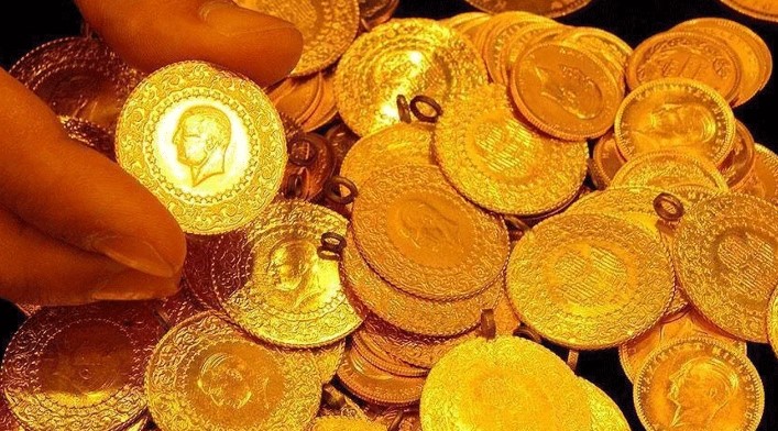 UBS’DEN ALTIN TAHMİNİNDE ARTIŞ
UBS Bankası, geçen hafta yayınladığı bir notta altın tahminlerini güncelledi. Banka, Eylül ayı sonu itibarıyla altın fiyatlarının ons başına 2.500 dolara, yıl sonu itibarıyla ise 2.600 dolara ulaşmasını beklediğini açıkladı. UBS Kıymetli Madenler Stratejisti Joni Teves, altının yeni zirveler yapmaya devam edebileceğini belirtti. Bankanın bu yükseliş görünümü, ABD Merkez Bankası'nın faiz indirimine ilişkin beklentilerin yanı sıra, Çin'in güçlü talebine dayanıyor.
