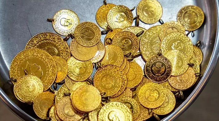 GÜMÜŞ VE BAKIRDA DURUM NE?
Gümüş ve bakır fiyatları da altın gibi yükseliş trendinde. Her iki metalin de son yılların en yüksek seviyelerine ulaşması, piyasalarda büyük ilgi uyandırdı. Analistler, bu metallerin de önümüzdeki aylarda değer kazanmaya devam edeceğini öngörüyor. Özellikle sanayi üretiminde önemli yer tutan bakır, küresel ekonomik gelişmelerden etkilenerek değer kazanıyor.
