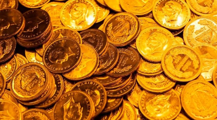 YATIRIMCILAR İÇİN NE ANLAMA GELİYOR?
Altın, gümüş ve bakır gibi değerli metallerin fiyatlarındaki bu artış, yatırımcılar için önemli fırsatlar sunuyor. Güvenli liman olarak görülen altın, özellikle ekonomik belirsizlik dönemlerinde yatırımcıların ilgisini çekiyor. Gümüş ve bakır ise sanayi talebindeki artışla birlikte değer kazanmaya devam ediyor. Bu metallerin fiyatlarındaki artış, yatırımcıların portföylerinde bu değerli metallere daha fazla yer vermelerine yol açabilir.
