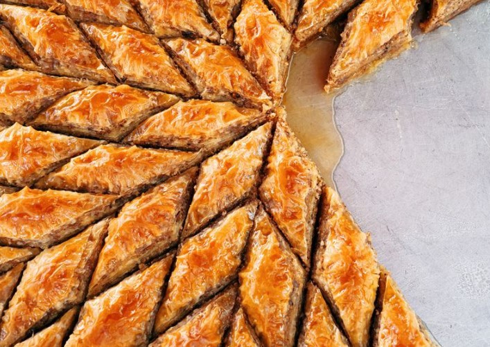 VATANDAŞLARIN TEPKİSİ VE ALTERNATİF ARAYIŞLARI
Baklava fiyatlarındaki bu artış, vatandaşları olumsuz etkiliyor ve bayram tatilinde masrafların artmasına neden oluyor. Geleneksel olarak özel günlerde tüketilen baklava, yüksek fiyatlarıyla bütçeleri zorlar hale geldi. Tüketiciler, bu fiyat artışları karşısında alternatif tatlılara yönelme eğiliminde. Ayrıca, bazı vatandaşlar daha küçük miktarlarda baklava alarak bütçelerini dengelemeye çalışıyor.
